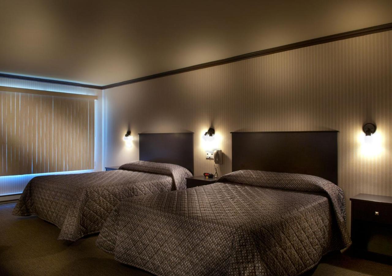 فندق Ramada By Wyndham لافال المظهر الخارجي الصورة