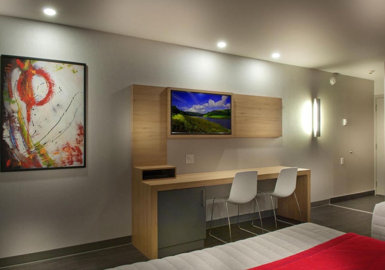 فندق Ramada By Wyndham لافال المظهر الخارجي الصورة