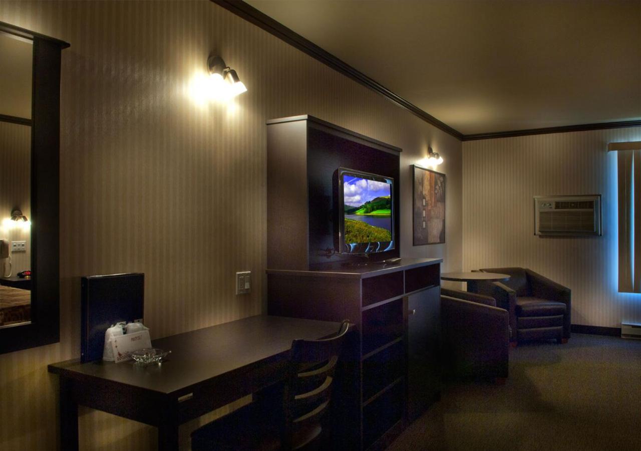 فندق Ramada By Wyndham لافال المظهر الخارجي الصورة