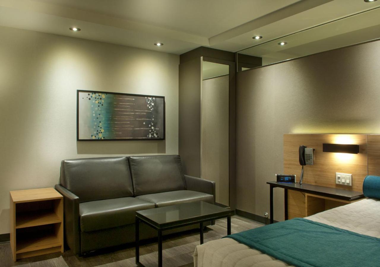 فندق Ramada By Wyndham لافال المظهر الخارجي الصورة