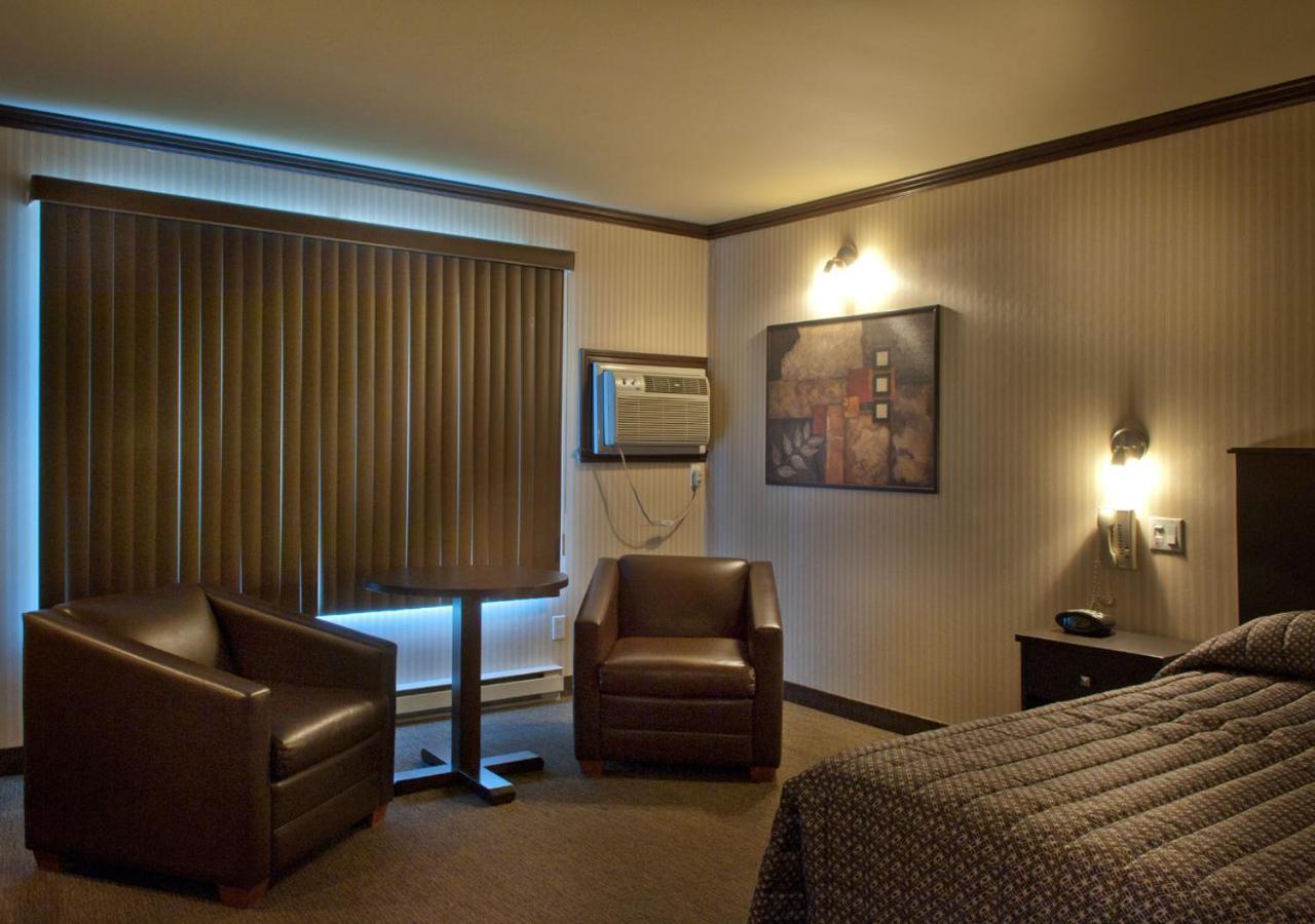 فندق Ramada By Wyndham لافال المظهر الخارجي الصورة