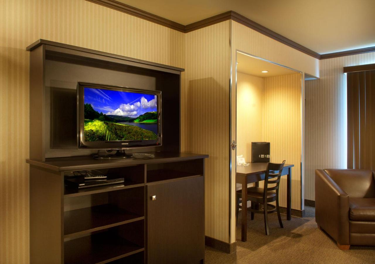 فندق Ramada By Wyndham لافال المظهر الخارجي الصورة