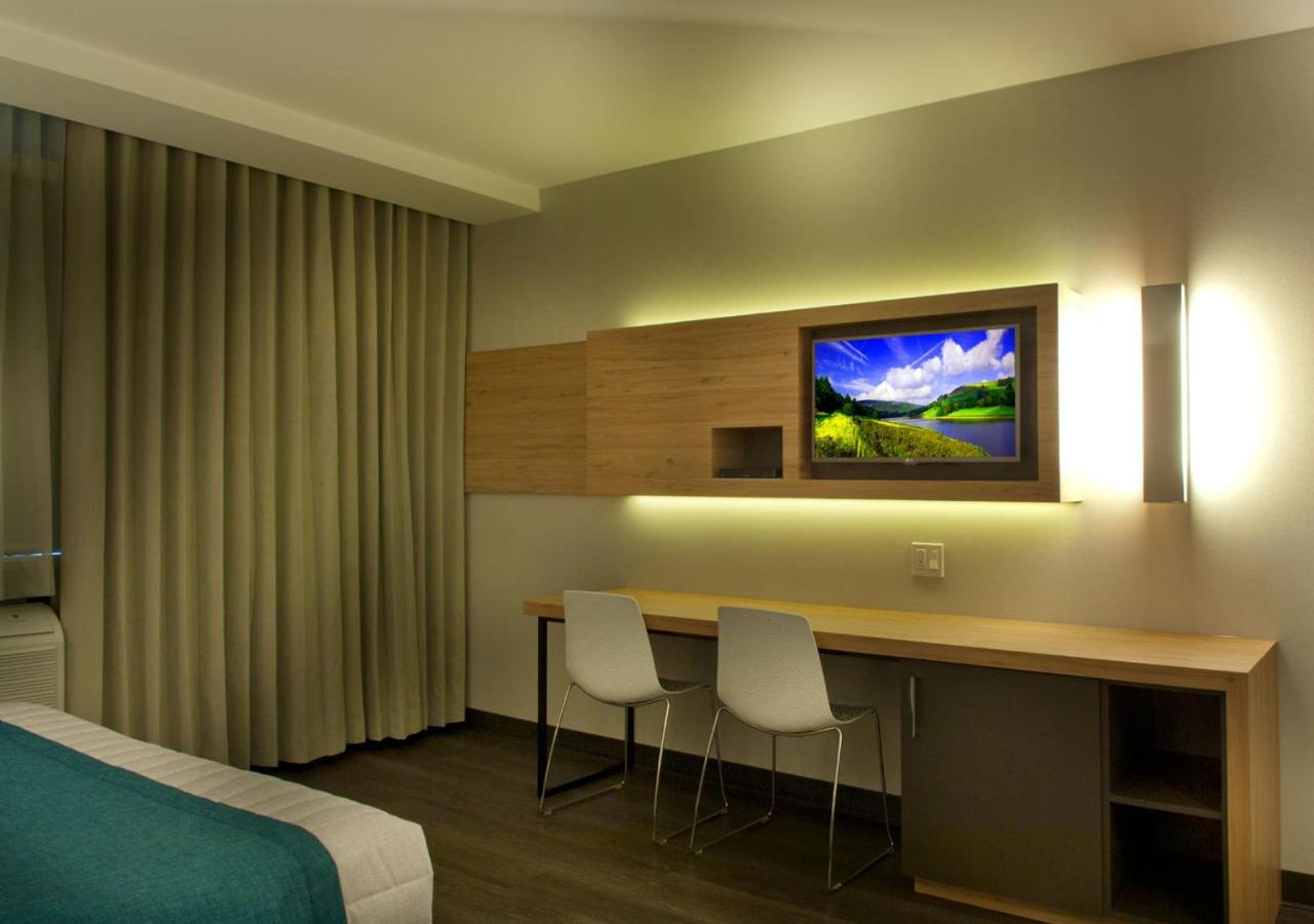 فندق Ramada By Wyndham لافال المظهر الخارجي الصورة