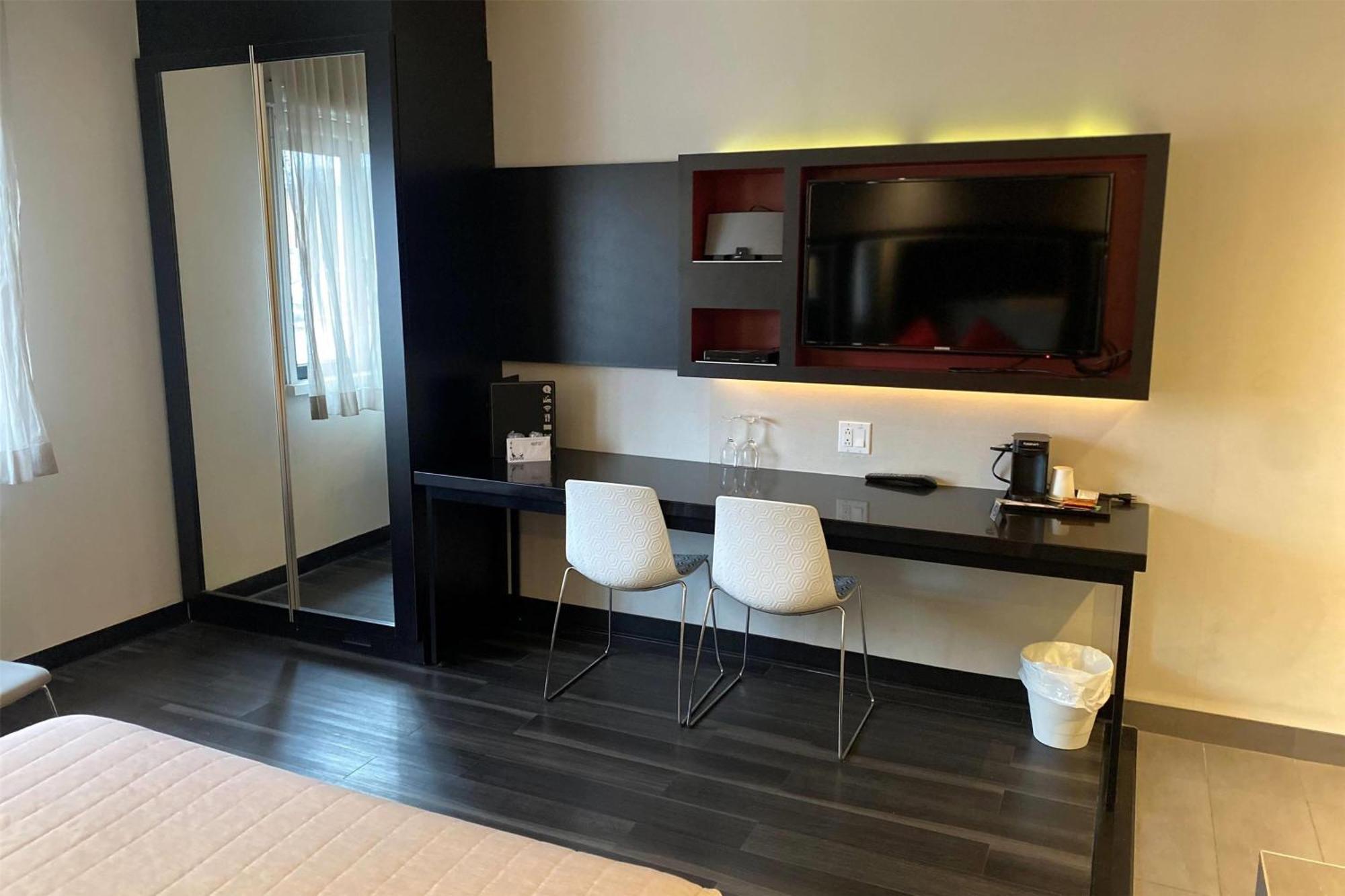 فندق Ramada By Wyndham لافال المظهر الخارجي الصورة