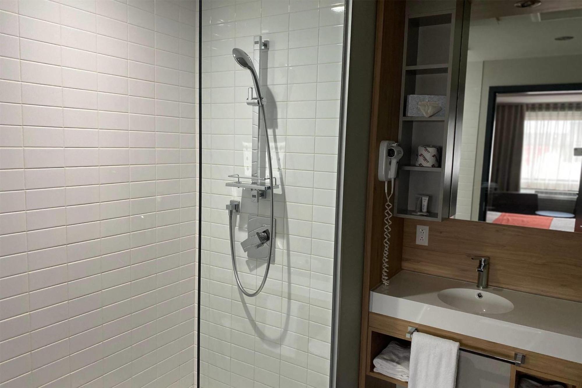 فندق Ramada By Wyndham لافال المظهر الخارجي الصورة