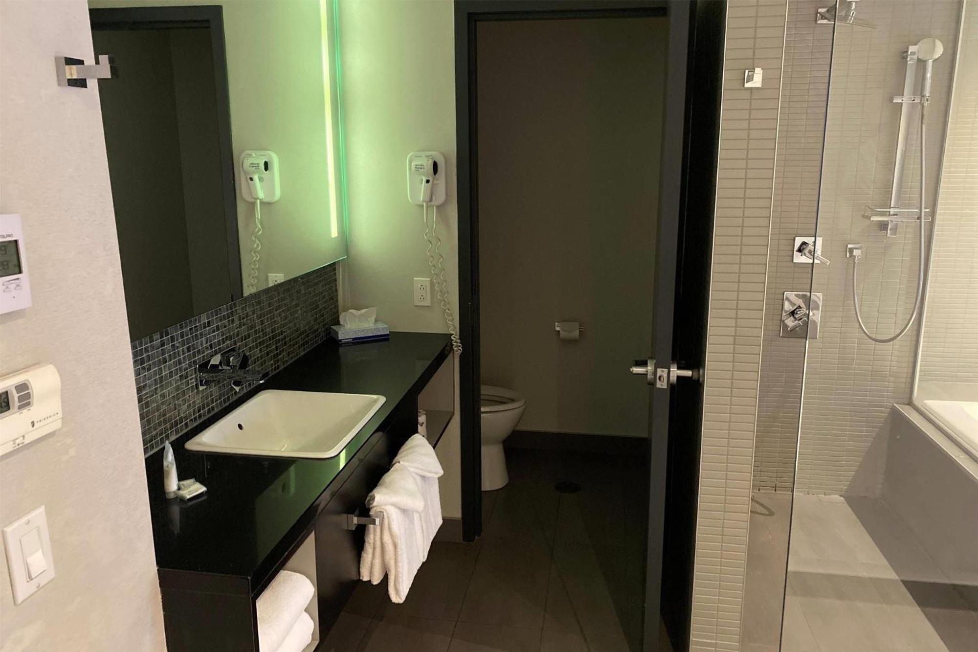 فندق Ramada By Wyndham لافال المظهر الخارجي الصورة