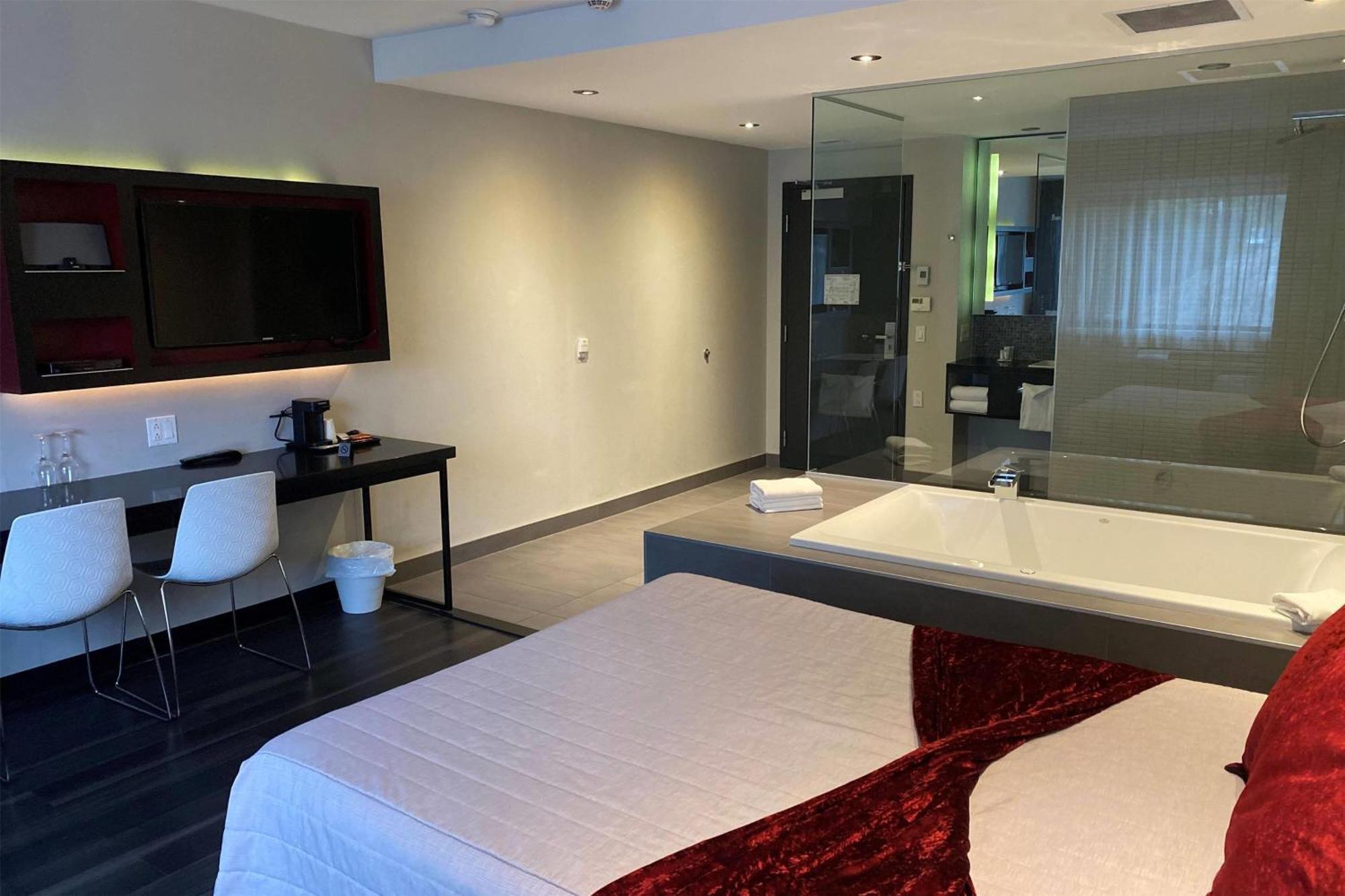 فندق Ramada By Wyndham لافال المظهر الخارجي الصورة