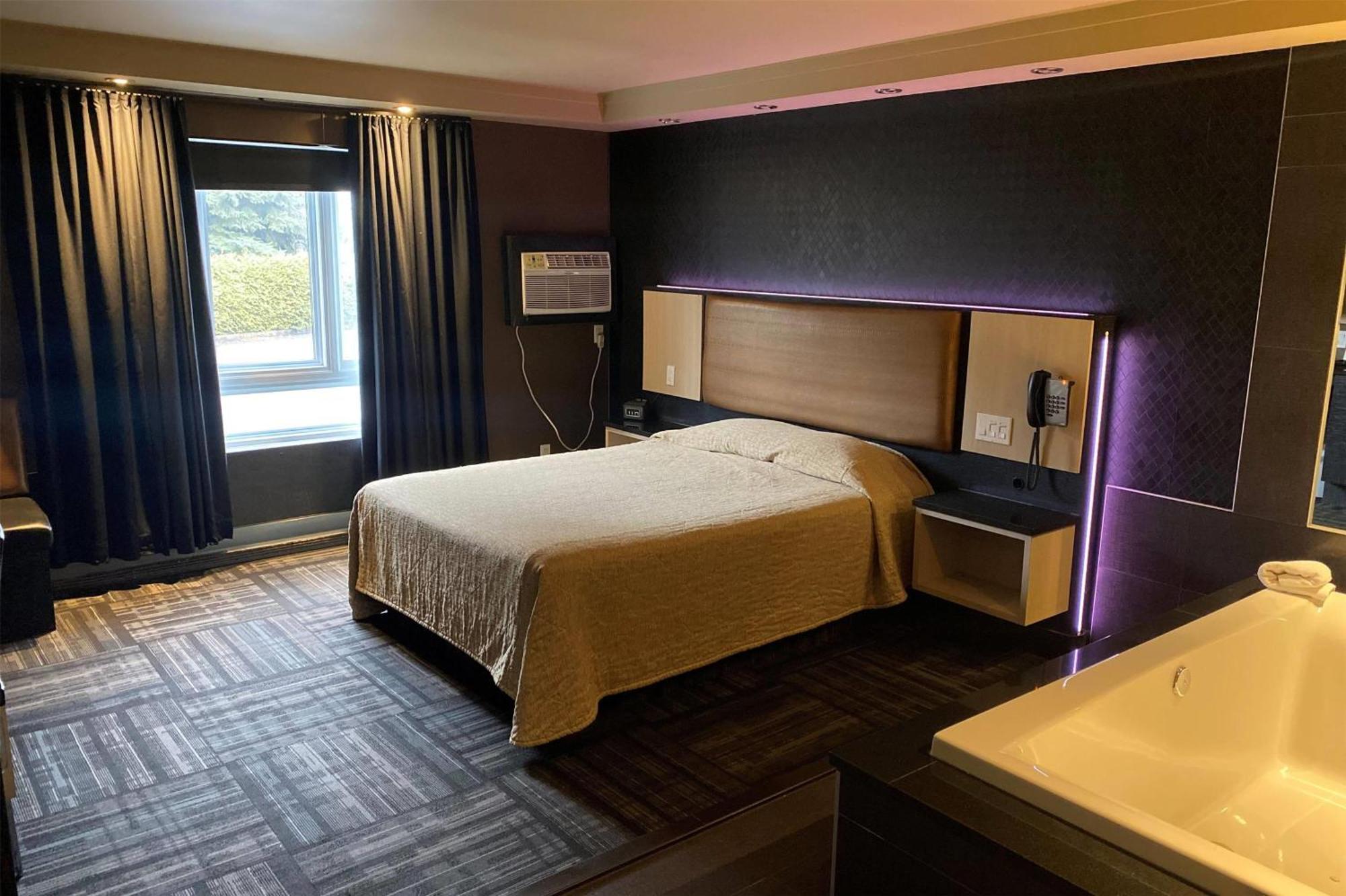 فندق Ramada By Wyndham لافال المظهر الخارجي الصورة