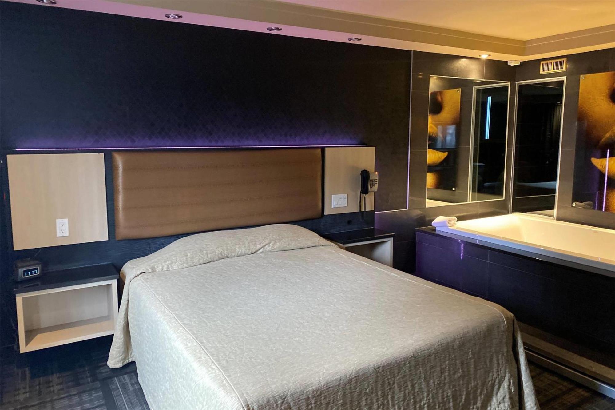 فندق Ramada By Wyndham لافال المظهر الخارجي الصورة