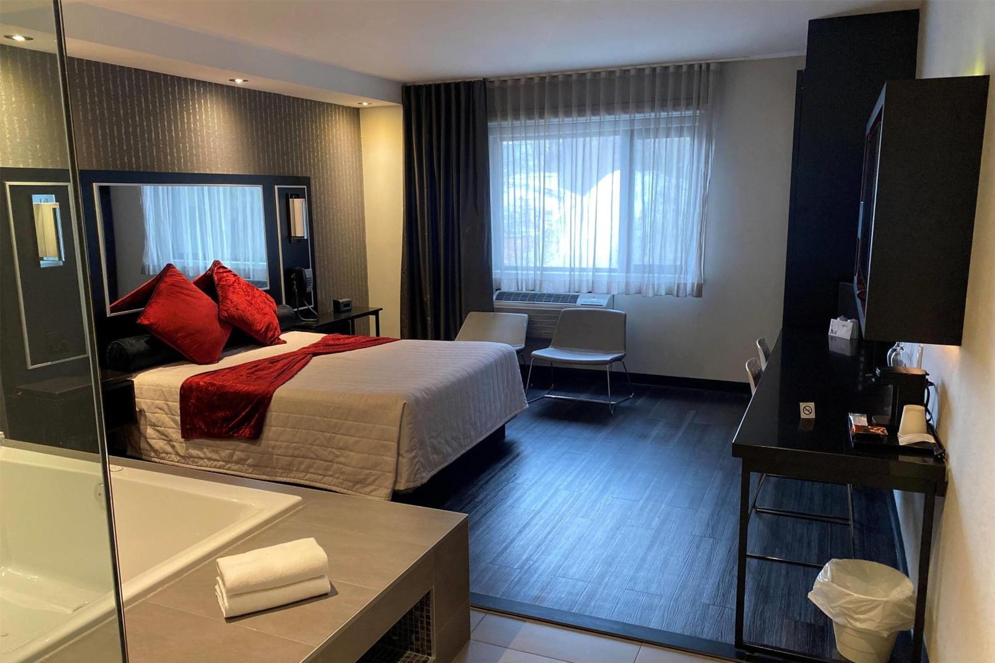 فندق Ramada By Wyndham لافال المظهر الخارجي الصورة