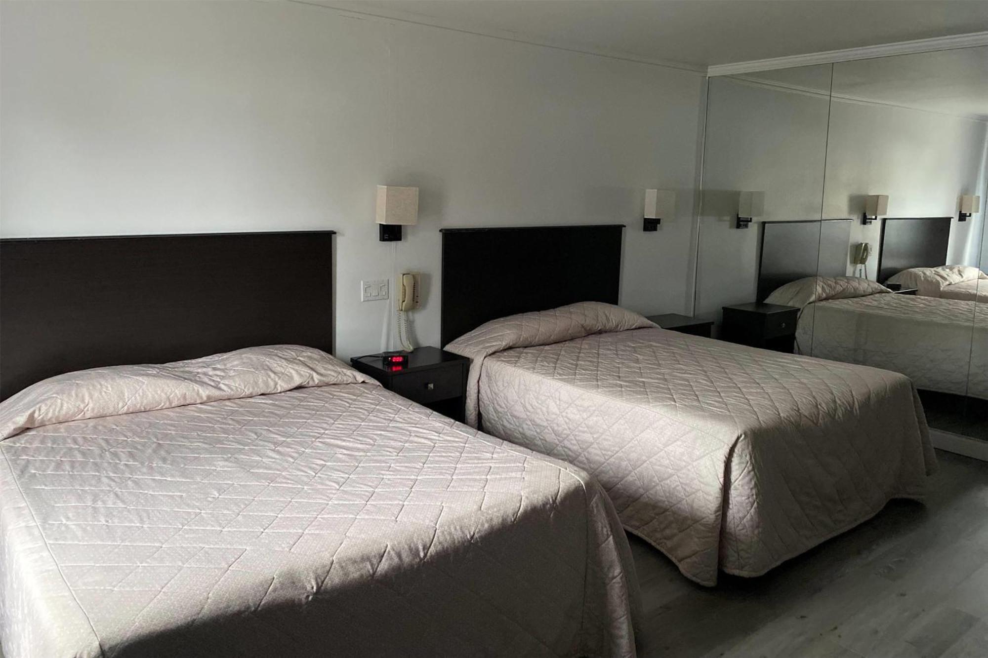 فندق Ramada By Wyndham لافال المظهر الخارجي الصورة