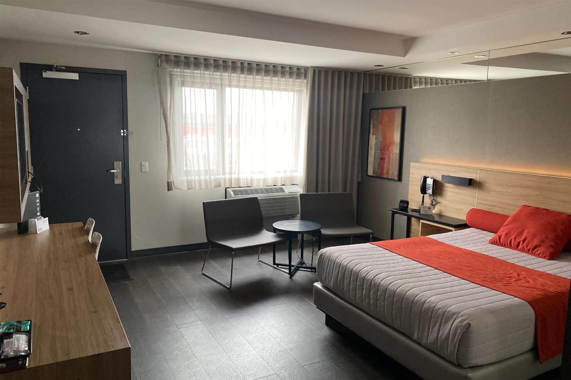 فندق Ramada By Wyndham لافال المظهر الخارجي الصورة