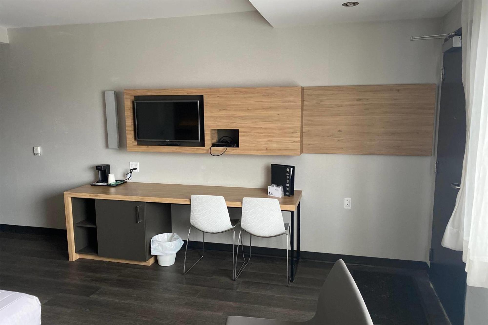 فندق Ramada By Wyndham لافال المظهر الخارجي الصورة