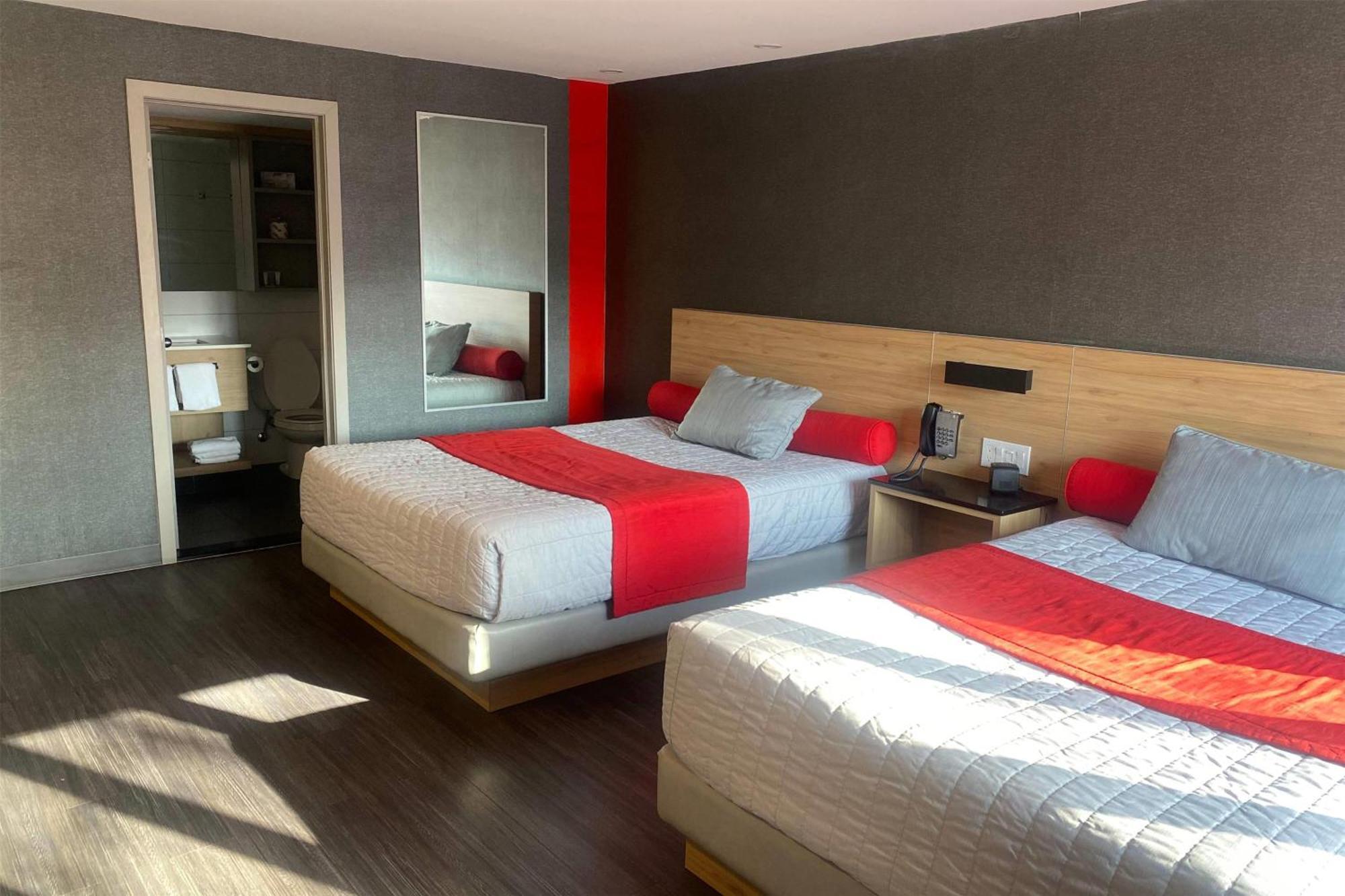 فندق Ramada By Wyndham لافال المظهر الخارجي الصورة
