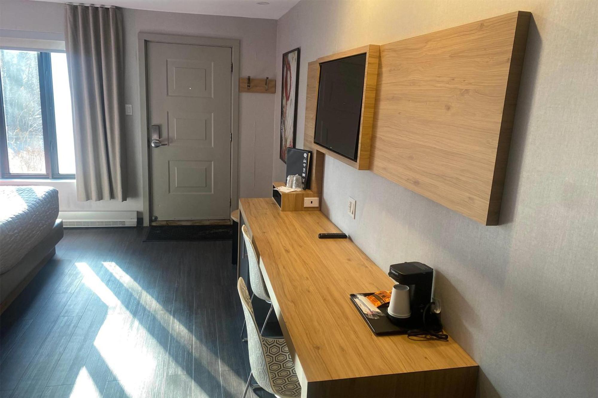 فندق Ramada By Wyndham لافال المظهر الخارجي الصورة
