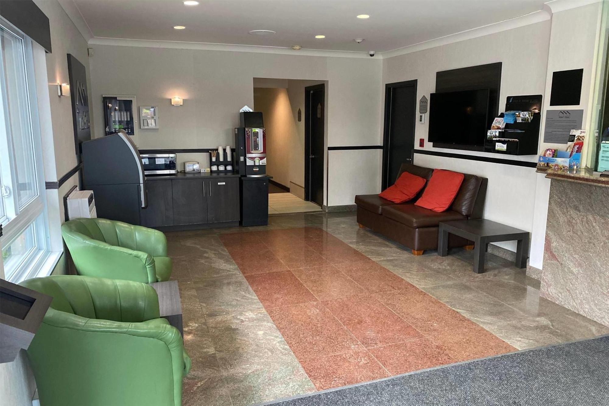 فندق Ramada By Wyndham لافال المظهر الخارجي الصورة