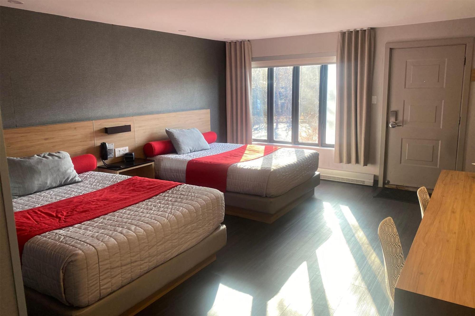 فندق Ramada By Wyndham لافال المظهر الخارجي الصورة
