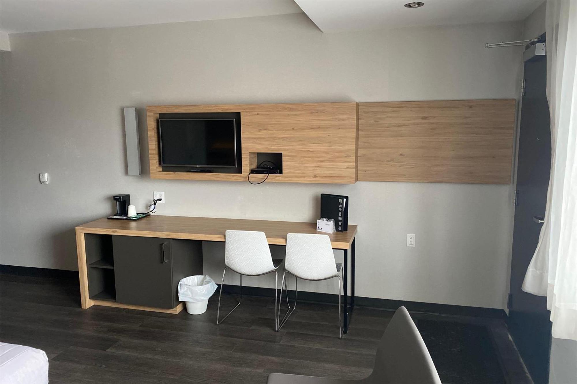 فندق Ramada By Wyndham لافال المظهر الخارجي الصورة