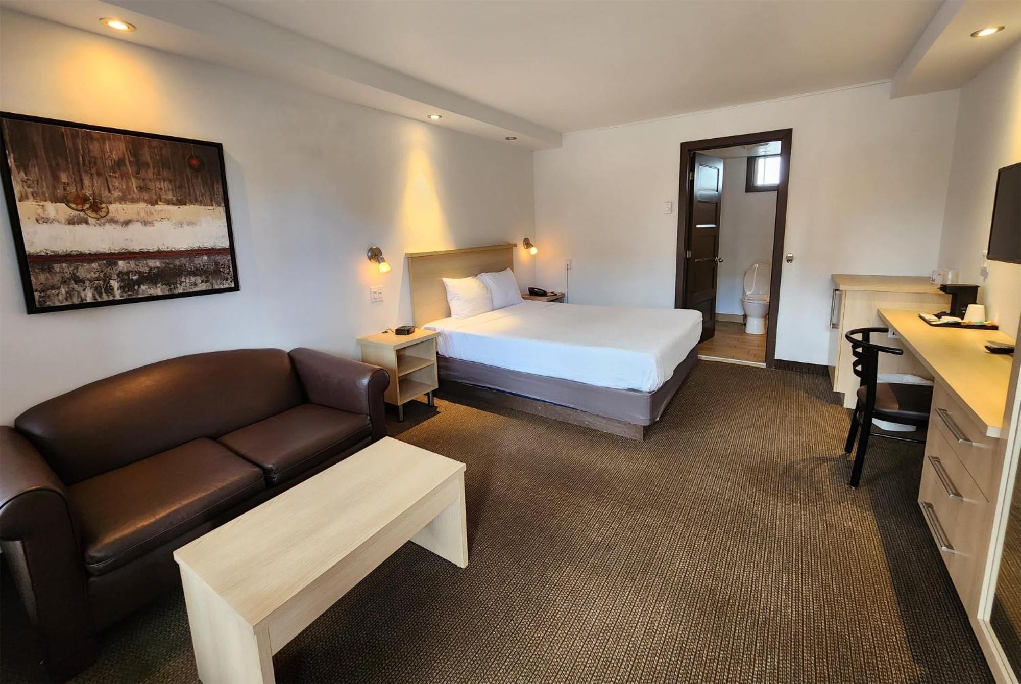 فندق Ramada By Wyndham لافال المظهر الخارجي الصورة