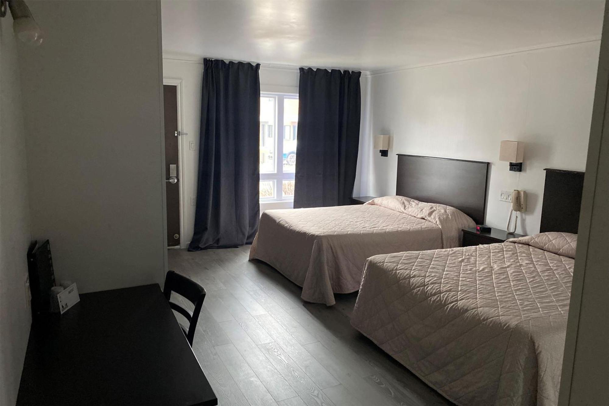فندق Ramada By Wyndham لافال المظهر الخارجي الصورة