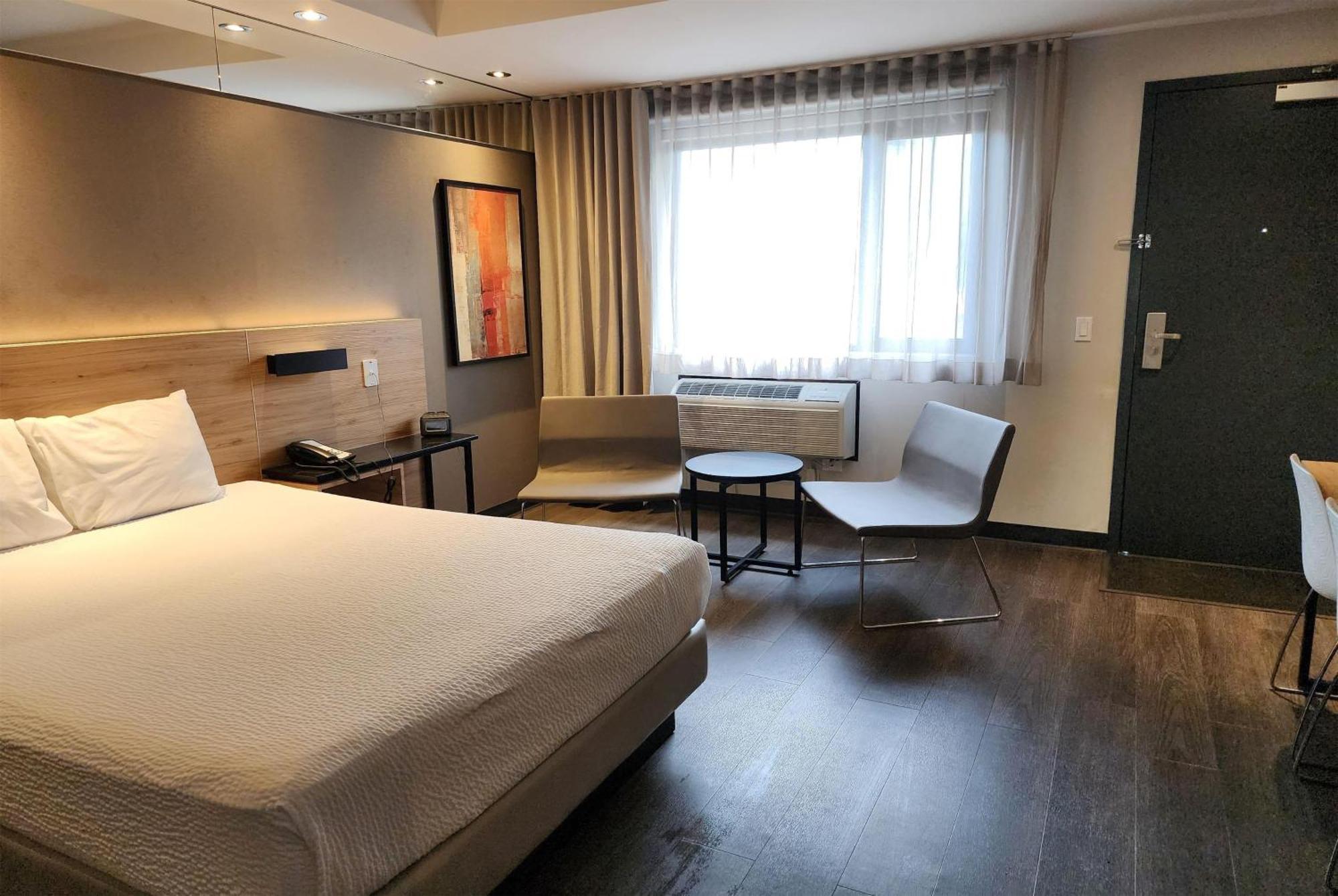 فندق Ramada By Wyndham لافال المظهر الخارجي الصورة