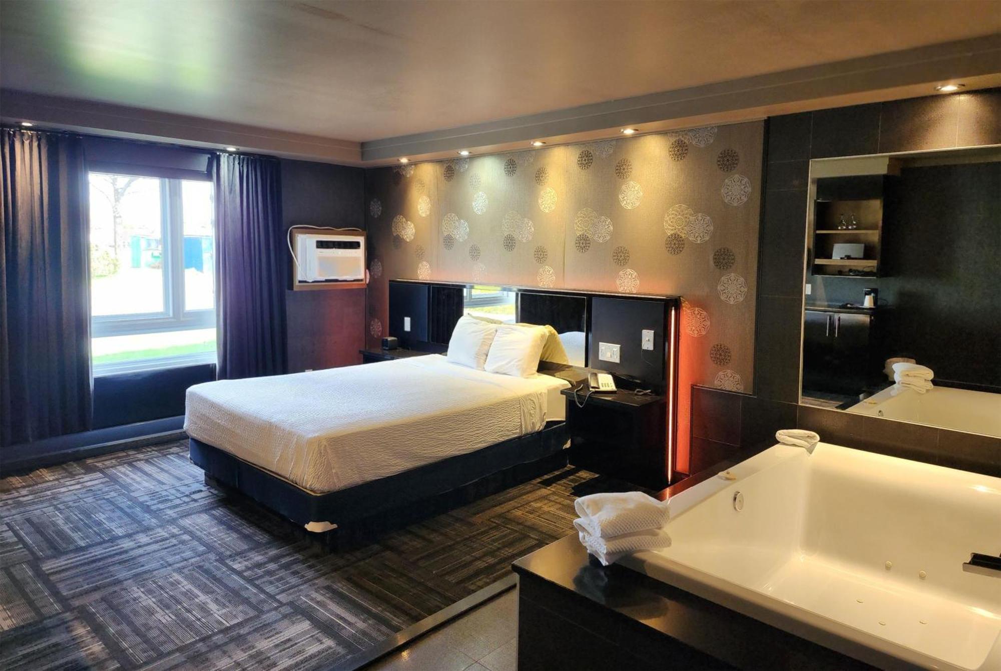 فندق Ramada By Wyndham لافال المظهر الخارجي الصورة