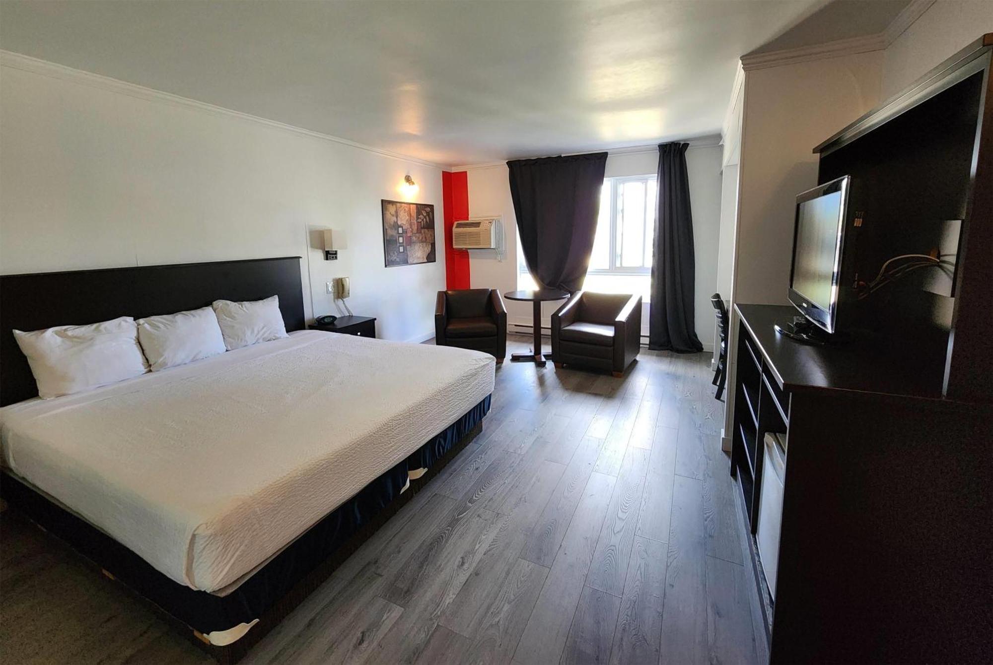 فندق Ramada By Wyndham لافال المظهر الخارجي الصورة