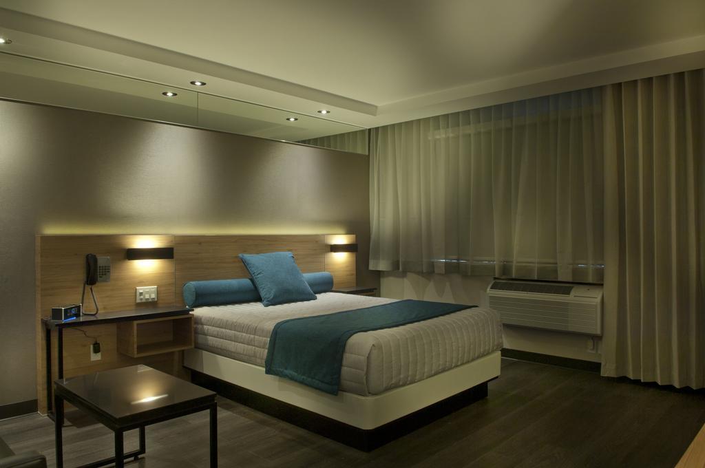 فندق Ramada By Wyndham لافال المظهر الخارجي الصورة