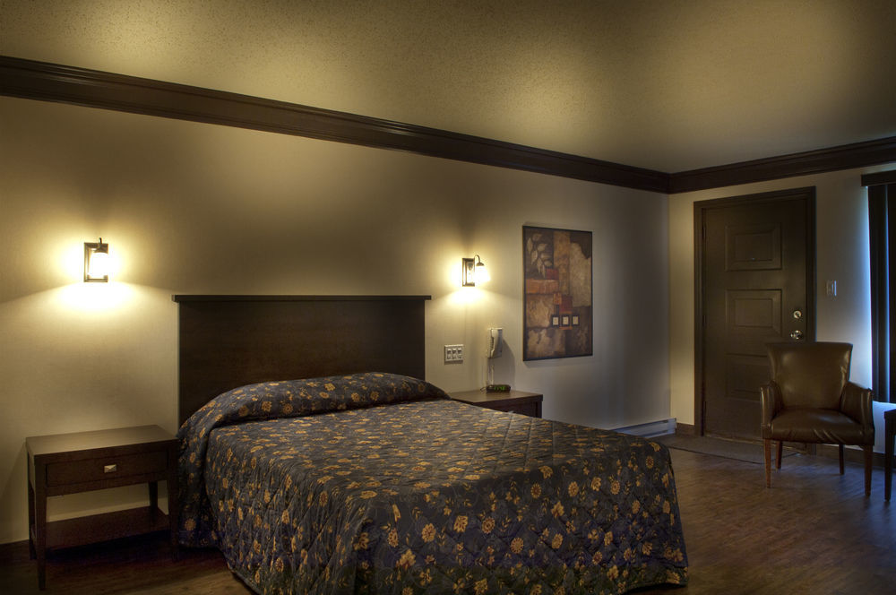 فندق Ramada By Wyndham لافال المظهر الخارجي الصورة